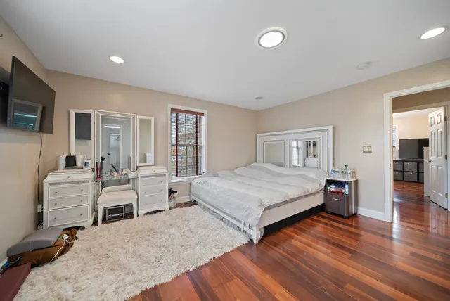 $850,000 | 160 South Elm Street, Manchester, NH 03103