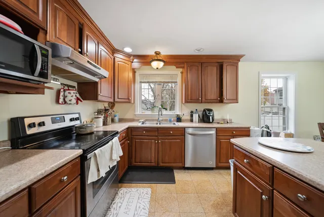 $850,000 | 160 South Elm Street, Manchester, NH 03103