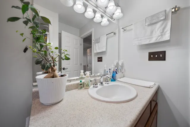 $850,000 | 160 South Elm Street, Manchester, NH 03103