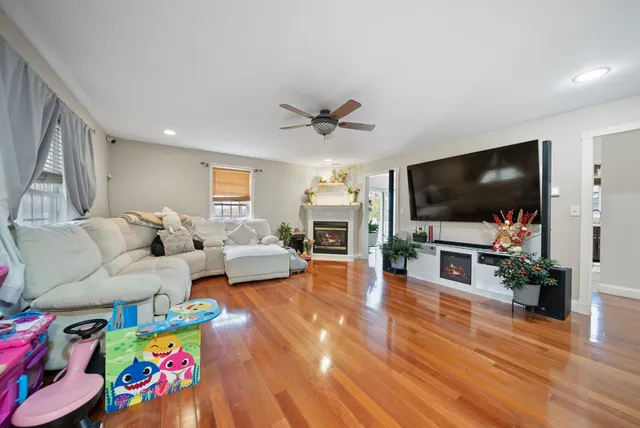 $850,000 | 160 South Elm Street, Manchester, NH 03103