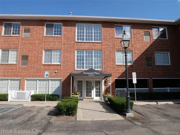 $1,999 | 444 Chester Street, Unit 413, Birmingham, MI 48009