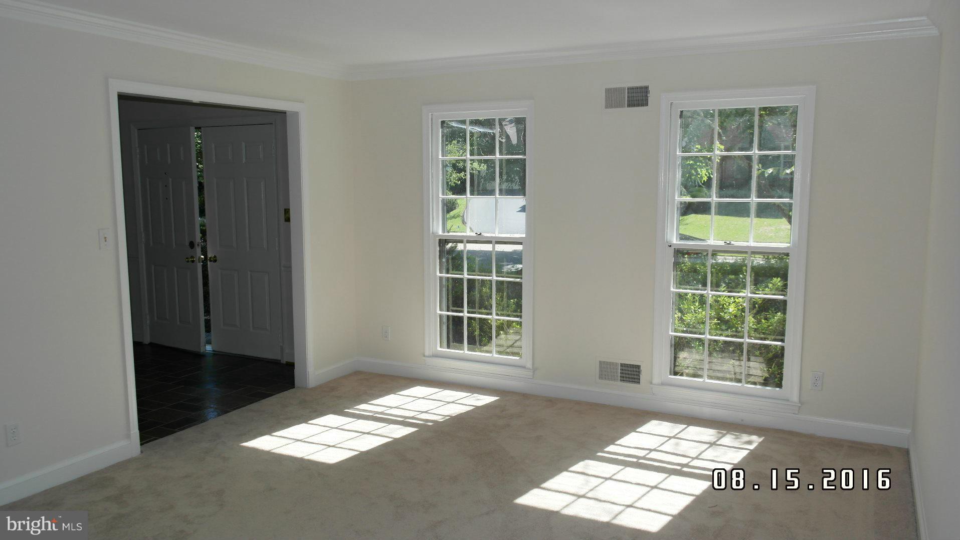 1541 Blue Meadow Road Potomac, MD 20854 - Photo 4 of 12 Living Room