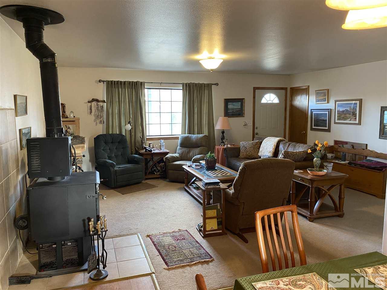 370 Lewis Lane Fallon, NV 89406 - Photo 3 of 11 a living room with furniture