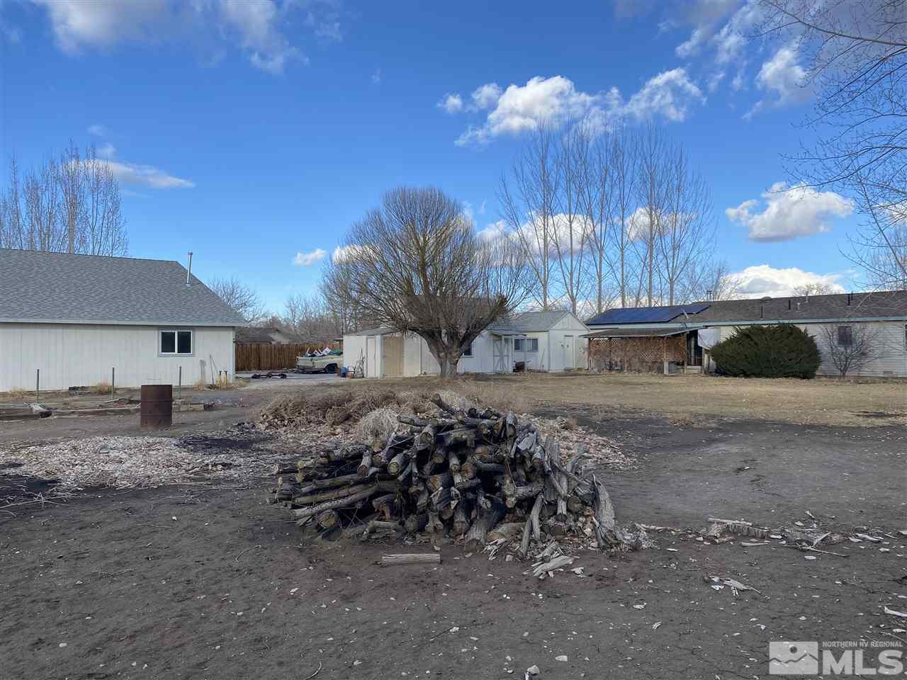 370 Lewis Lane Fallon, NV 89406 - Photo 10 of 11 a view of a house with a yard