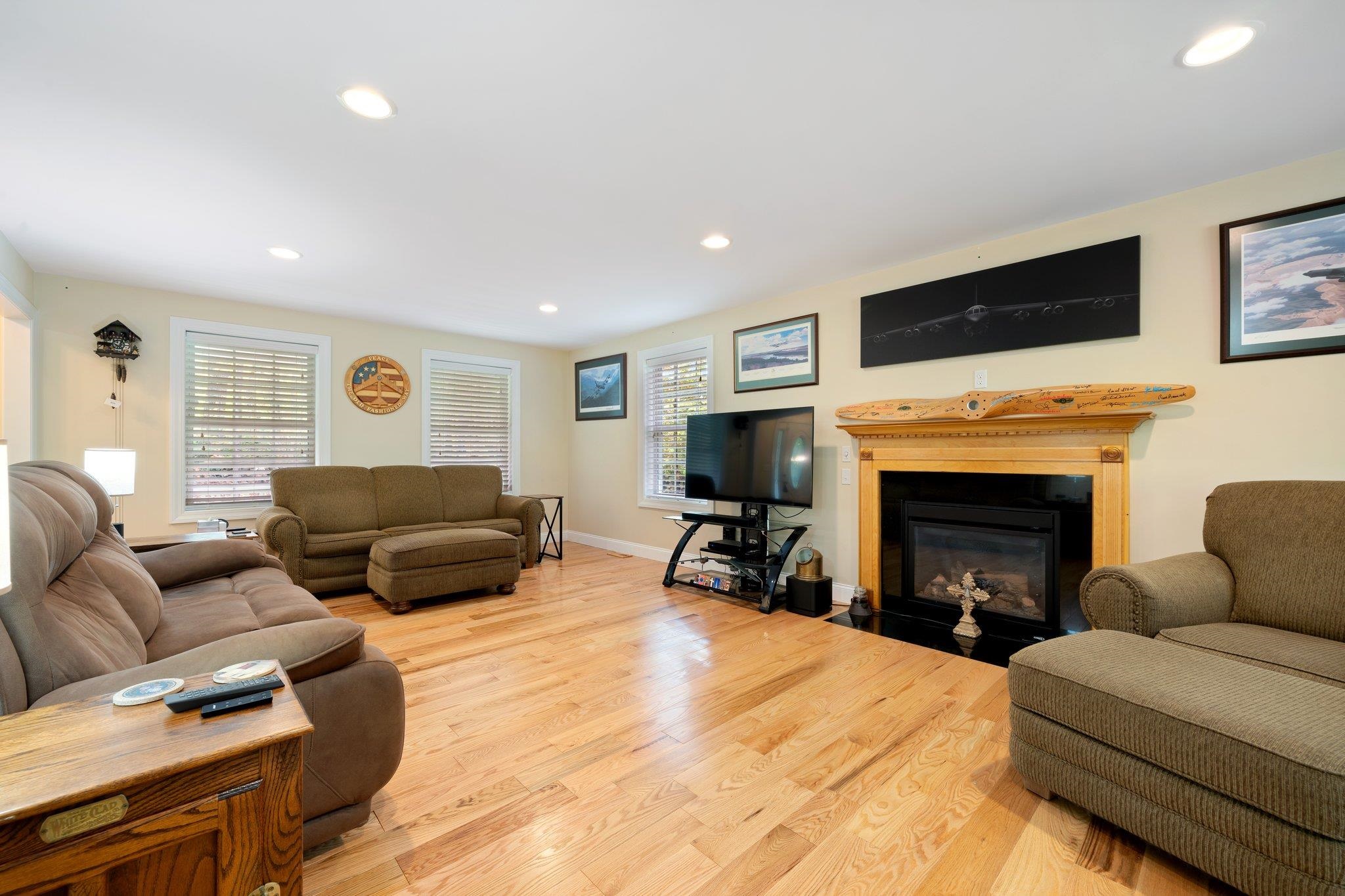 44 Old Chester Road Derry, NH 03038 - Photo 5 of 38