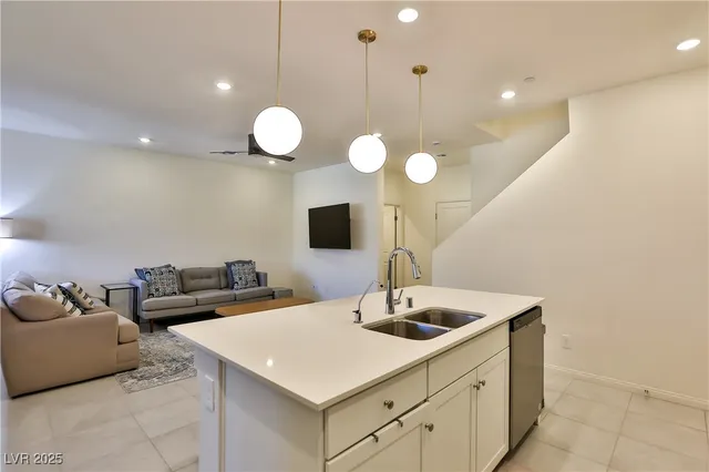 $1,950 | 3590 Credere Lane, Henderson, NV 89044