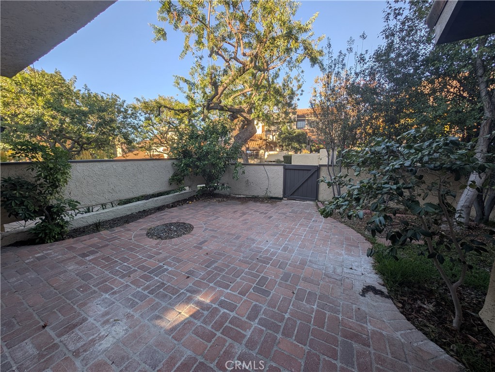1197 Monte Sereno Drive Thousand Oaks, CA 91360 - Photo 26 of 27 a backyard of a house with lots of green space