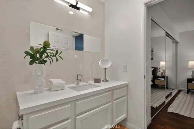a en suite bathroom with a double vanity sink and mirror