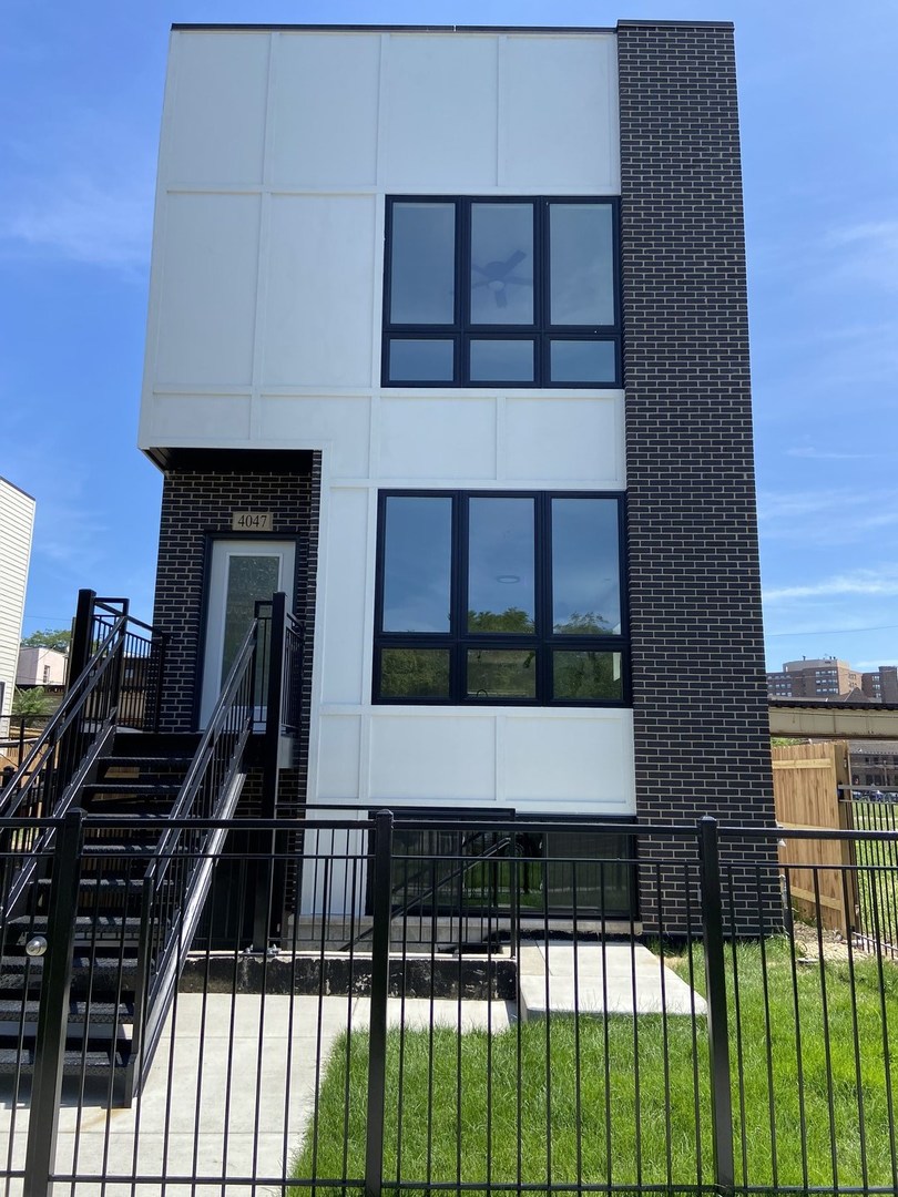 4047 South Prairie Avenue, Unit 2 Chicago, IL 60653 - Photo 1 of 6 a view of a balcony