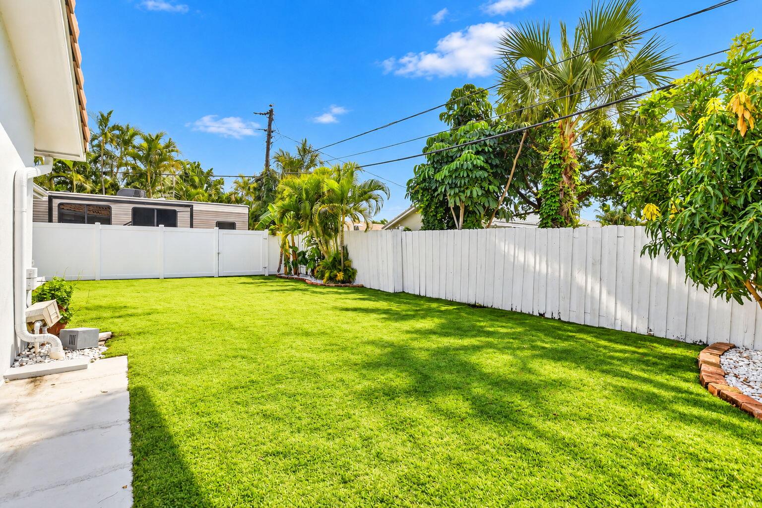 214 Northeast 25th Street Boca Raton, FL 33431 - Photo 27 of 33 Yard