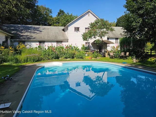 a view of a yard with plants