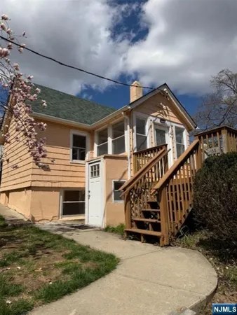 $1,800 | 180 Hobart Street, Unit REAR HOUSE, Ridgefield Park, NJ 07660