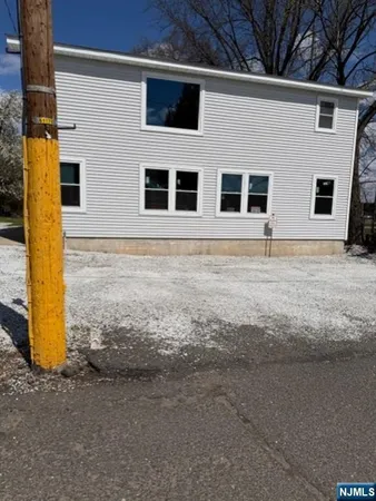 $1,800 | 180 Hobart Street, Unit REAR HOUSE, Ridgefield Park, NJ 07660