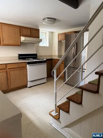 $1,800 | 180 Hobart Street, Unit REAR HOUSE, Ridgefield Park, NJ 07660