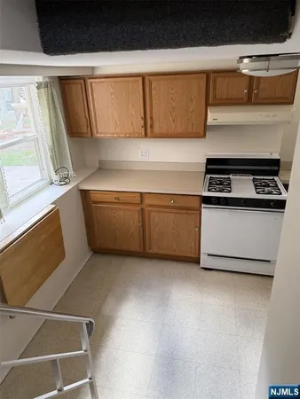 $1,800 | 180 Hobart Street, Unit REAR HOUSE, Ridgefield Park, NJ 07660