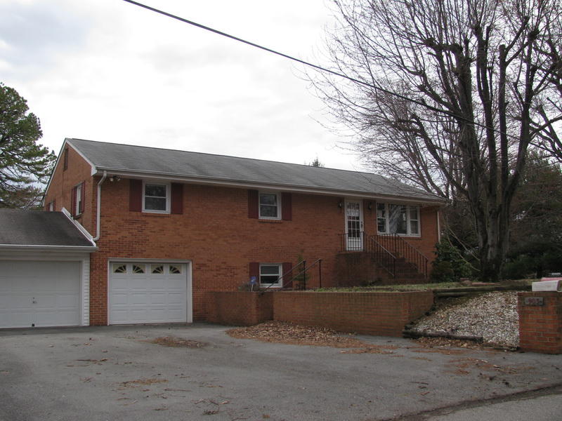 903 Glenn Ridge Road Northwest Roanoke, VA 24017 - Photo 1 of 17 FRONT