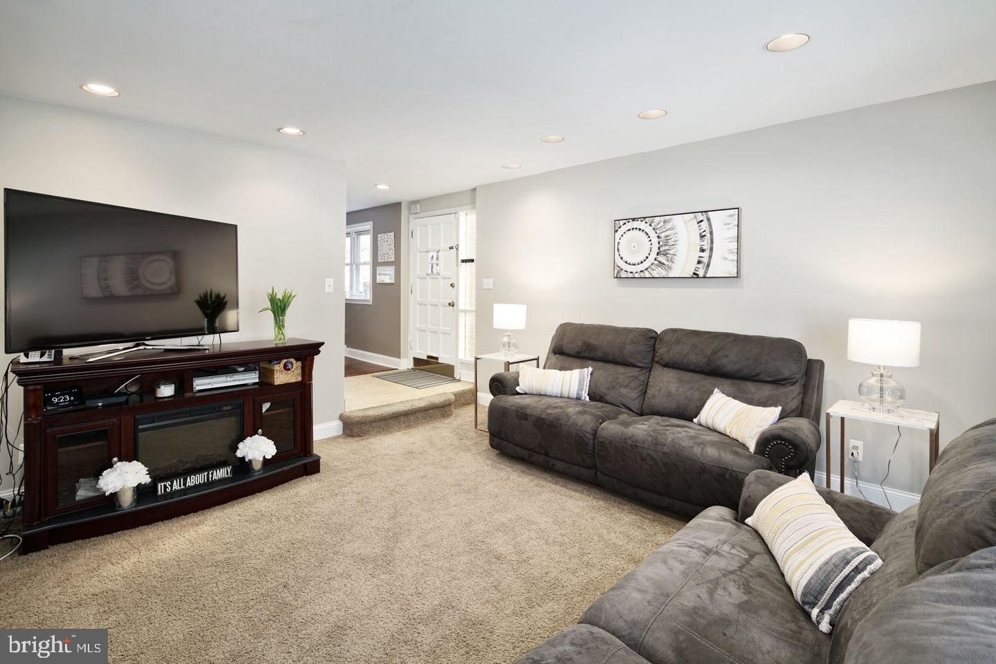 806 Susquehanna Road Philadelphia, PA 19111 - Photo 7 of 35 Gallery Image 7