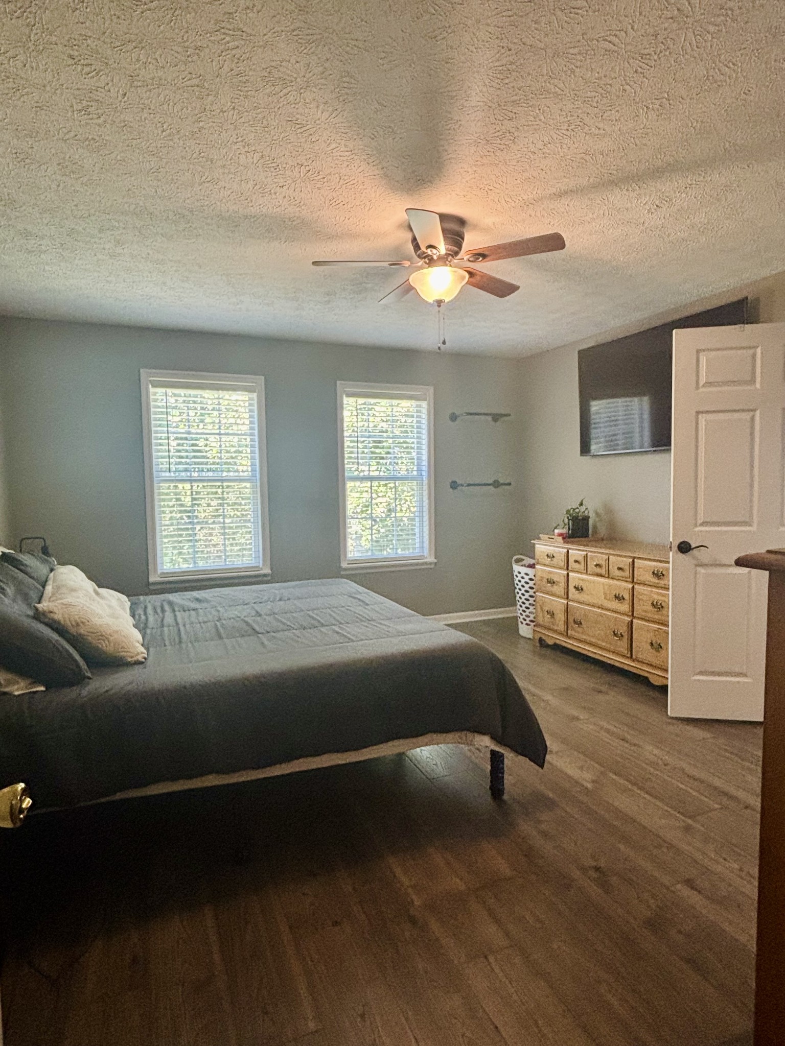 586 Old Snow Hill Road Dowelltown, TN 37059 - Photo 27 of 51 a living room with furniture and a window