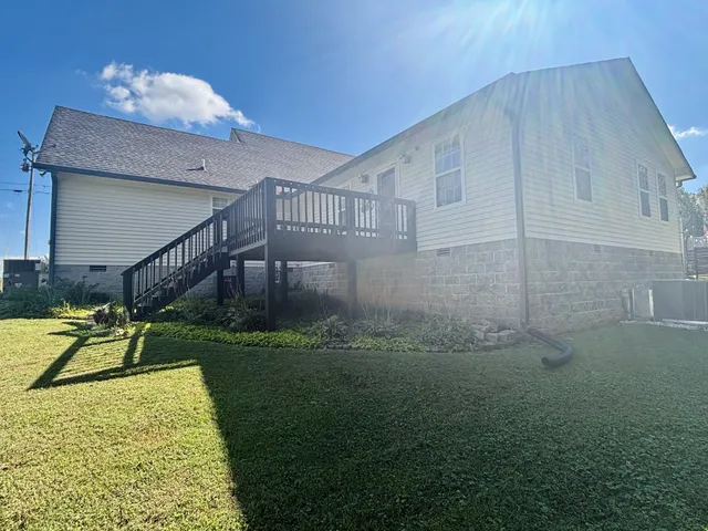 a view of a backyard