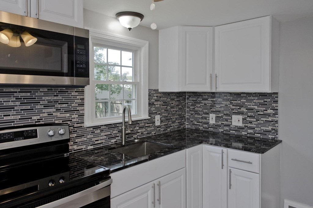 202 Davis Street Springfield, MA 01104 - Photo 16 of 39