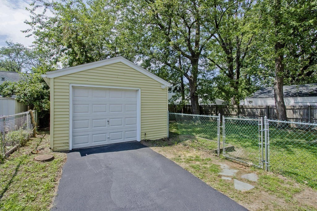 202 Davis Street Springfield, MA 01104 - Photo 5 of 39