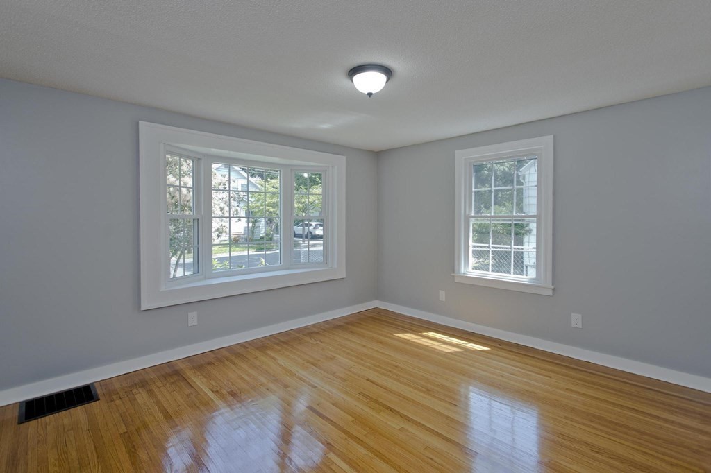 202 Davis Street Springfield, MA 01104 - Photo 9 of 39