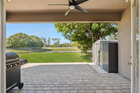 a view of a back yard