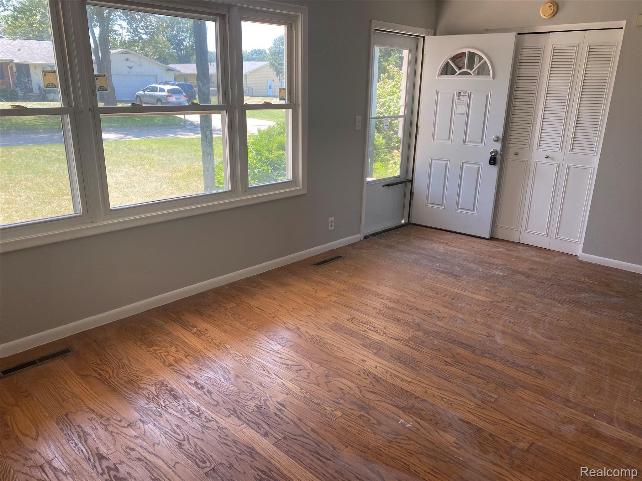 3569 Ridgecliffe Drive Flint, MI 48532 - Photo 2 of 13 IMG-3569.jpg