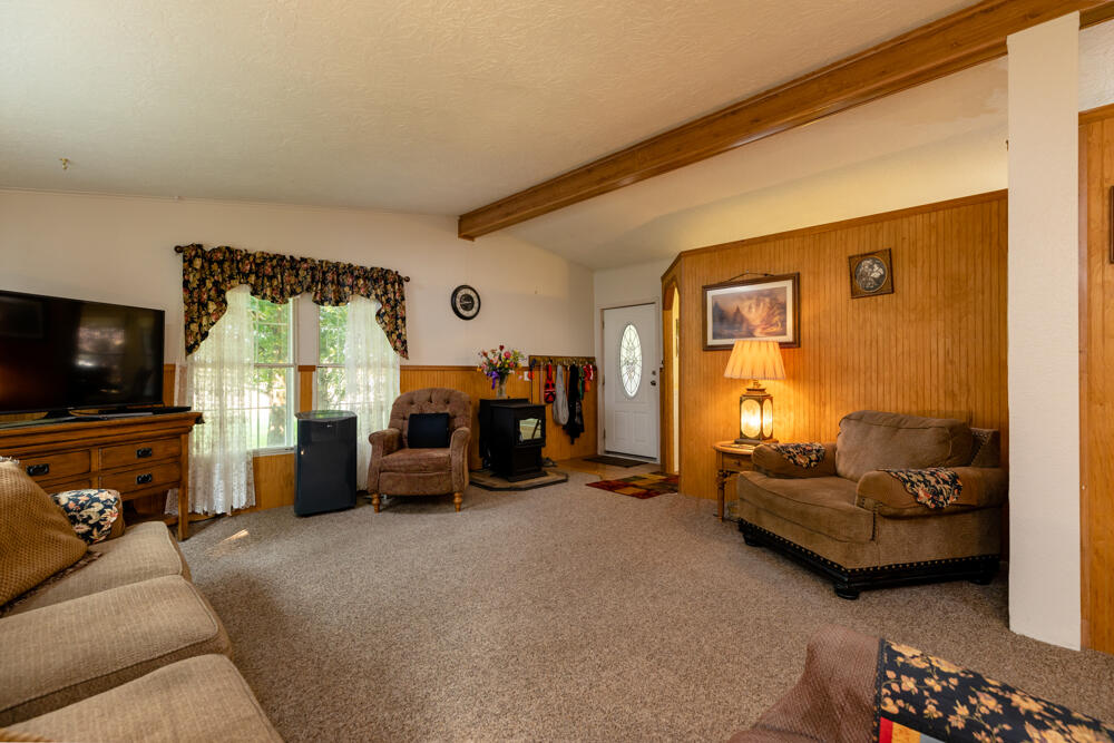 9332 Reeder Road Klamath Falls, OR 97603 - Photo 14 of 54 9332ReederRd-Bonnie-4