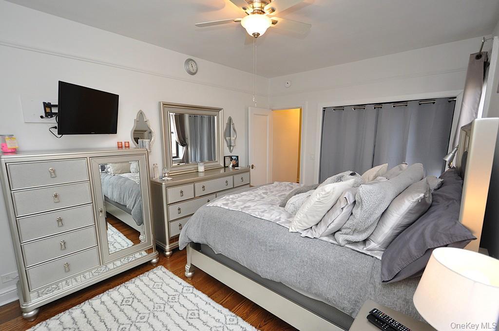 143 Garth Road, Unit 3L Scarsdale, NY 10583 - Photo 24 of 50 a bedroom with a bed and flat screen tv