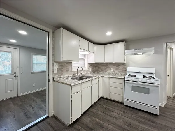 $1,295 | 834 Van Cura Drive, Corpus Christi, TX 78408