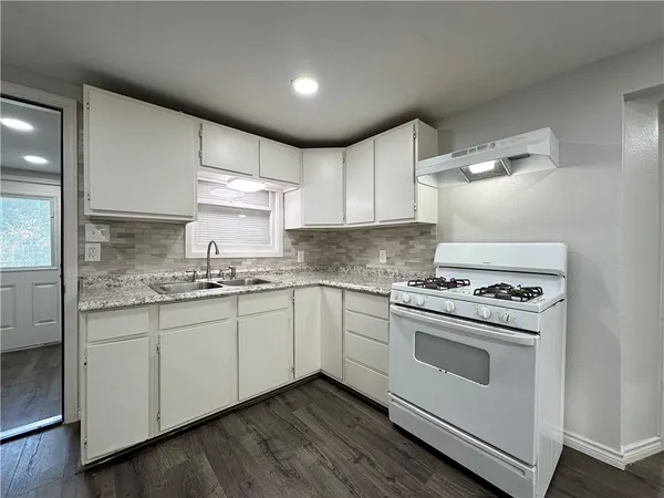 $1,295 | 834 Van Cura Drive, Corpus Christi, TX 78408