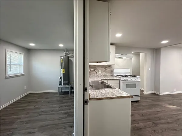 $1,295 | 834 Van Cura Drive, Corpus Christi, TX 78408