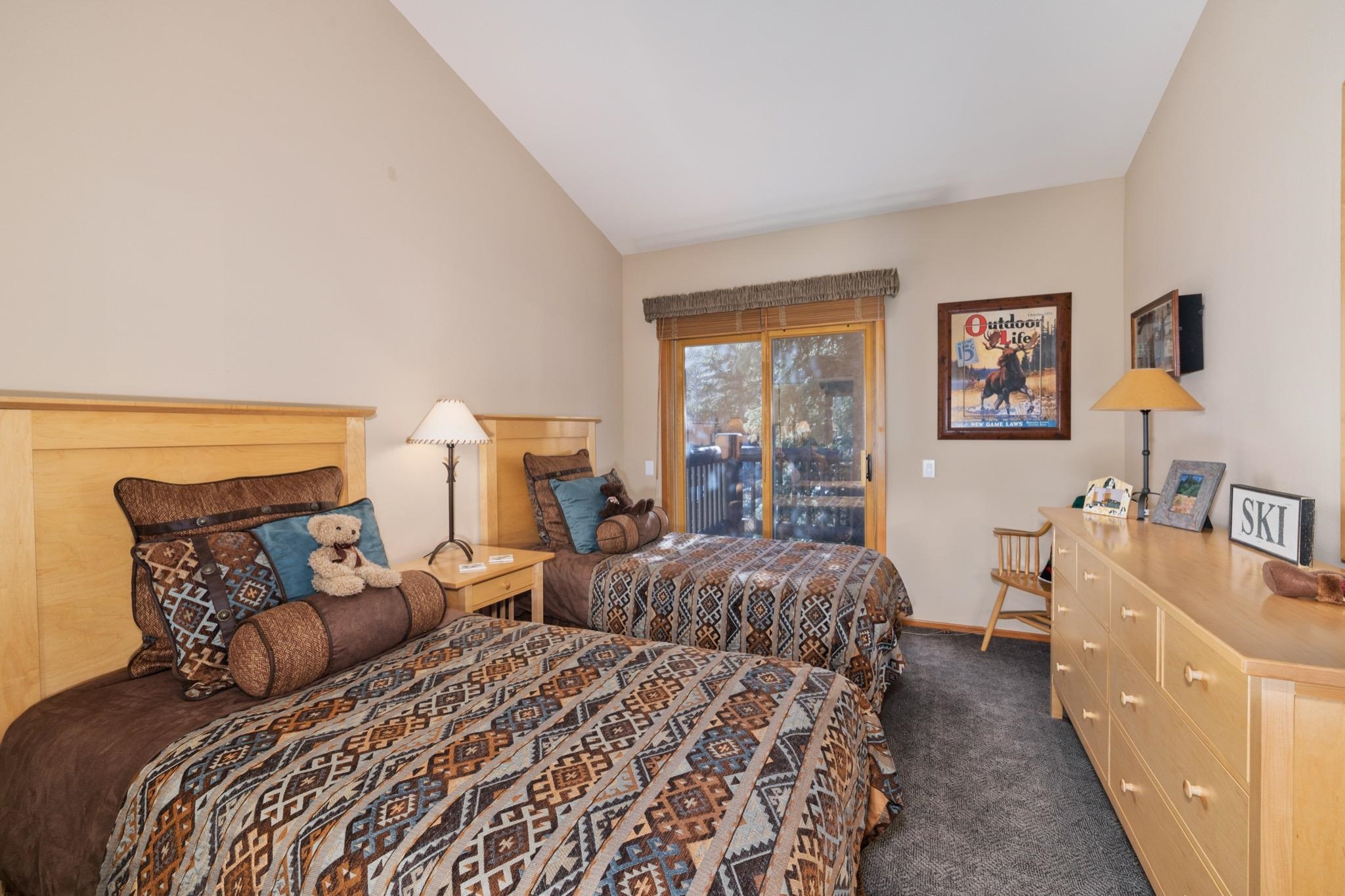 930 Links Way, Unit 930 Mammoth Lakes, CA 93546 - Photo 18 of 40 a bedroom with two beds and a couch