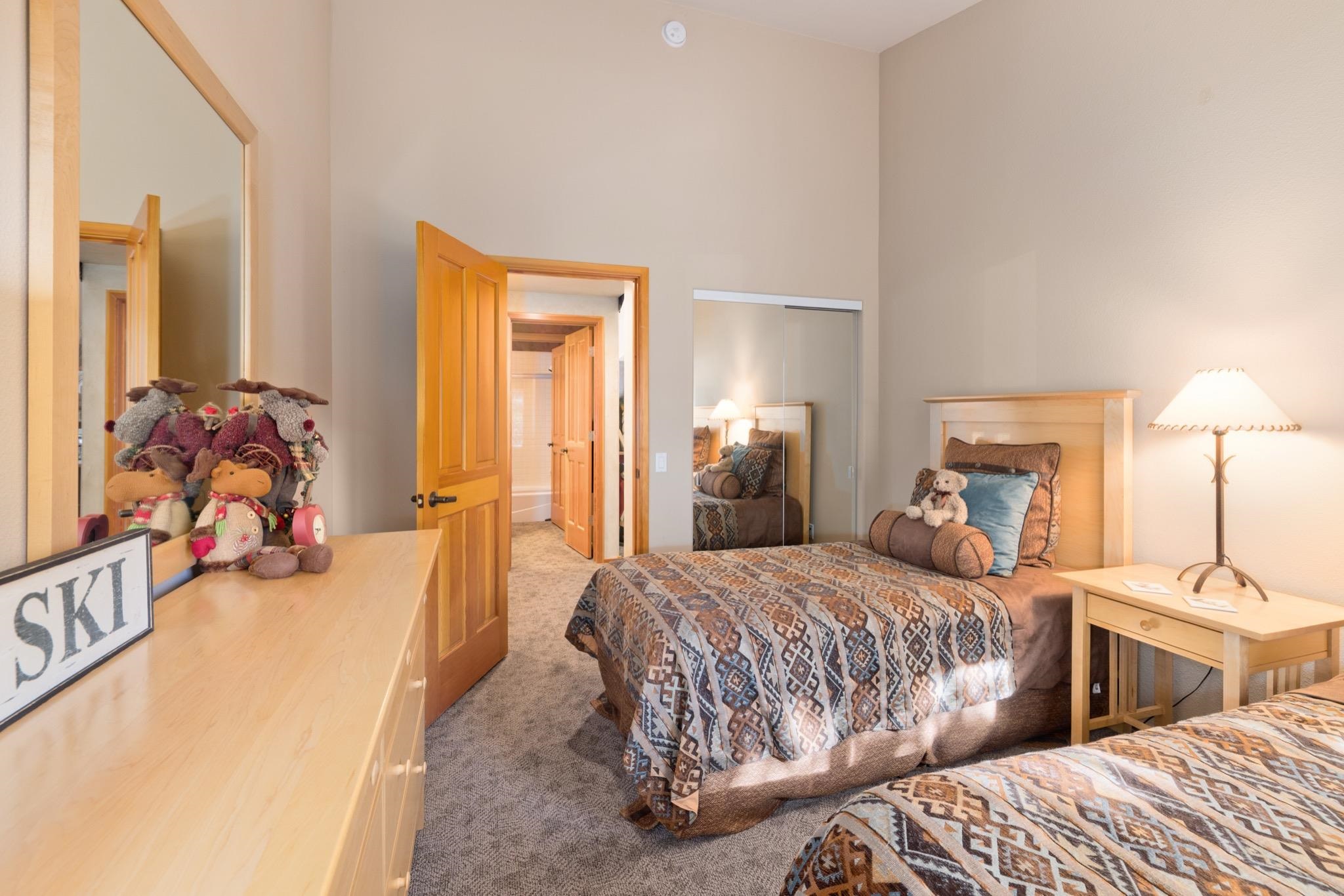 930 Links Way, Unit 930 Mammoth Lakes, CA 93546 - Photo 19 of 40 a bedroom with two beds and a lamp