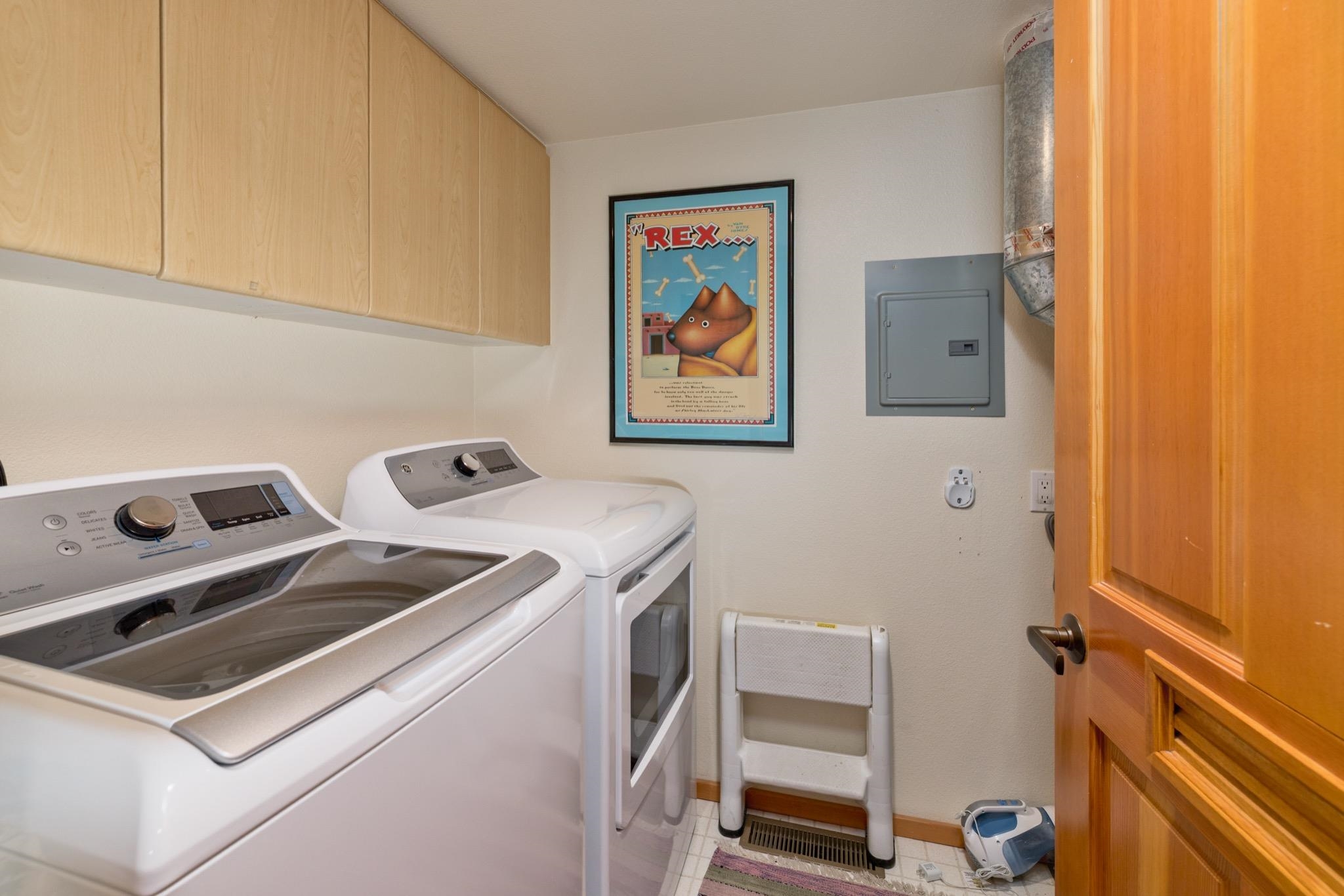 930 Links Way, Unit 930 Mammoth Lakes, CA 93546 - Photo 23 of 40 a utility room with dryer and washer