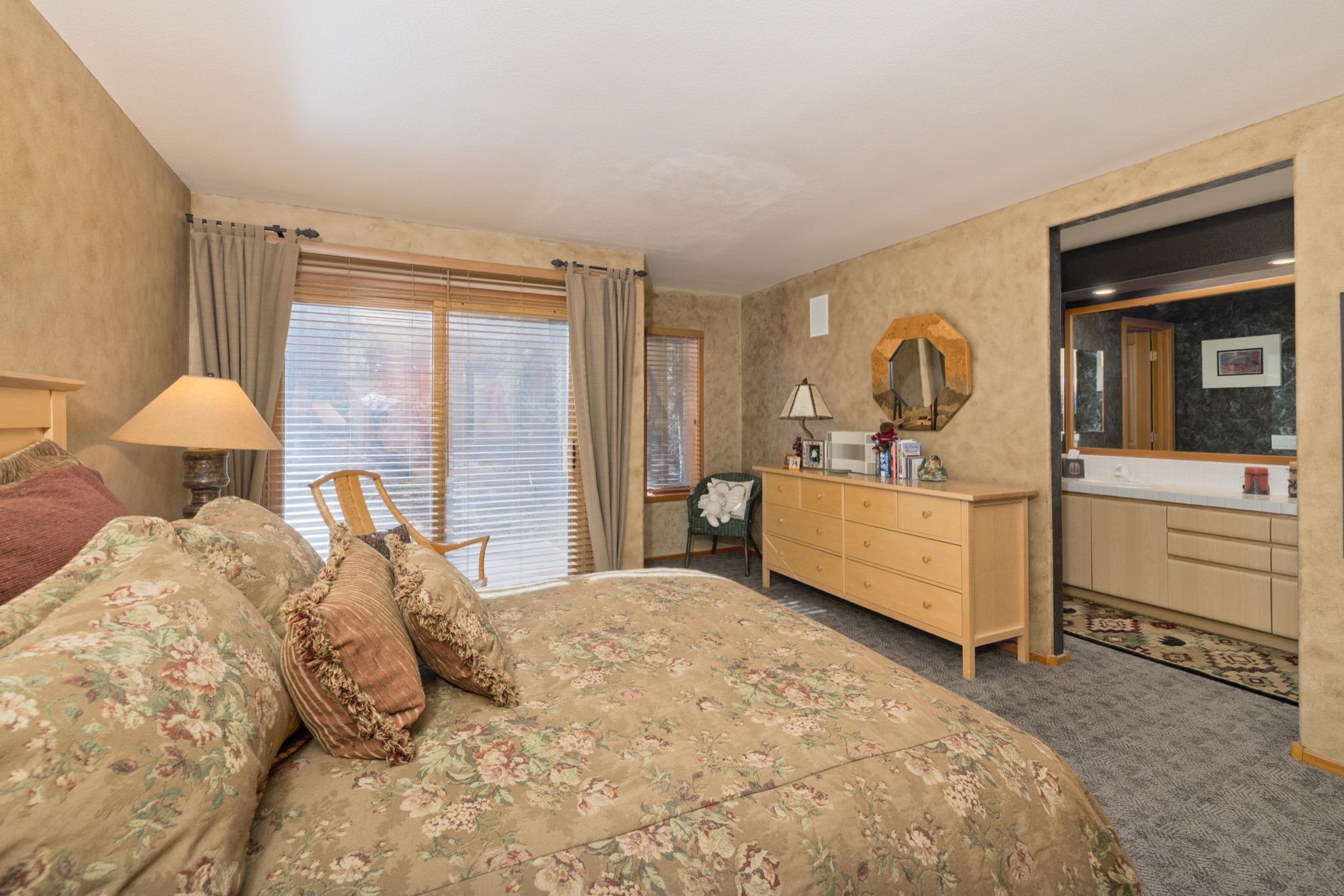 930 Links Way, Unit 930 Mammoth Lakes, CA 93546 - Photo 27 of 40 a bedroom with a bed and a dresser