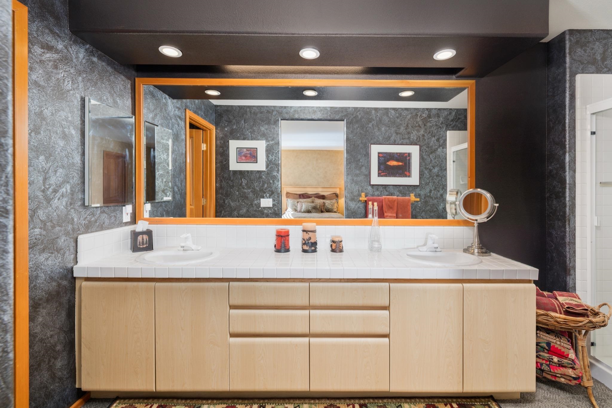 930 Links Way, Unit 930 Mammoth Lakes, CA 93546 - Photo 28 of 40 a bathroom with a sink and a mirror