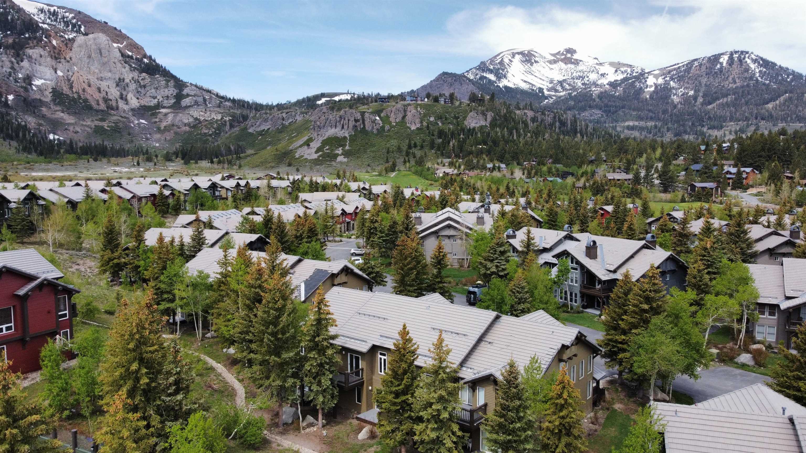 930 Links Way, Unit 930 Mammoth Lakes, CA 93546 - Photo 31 of 40 an aerial view of houses with a yard and mountain
