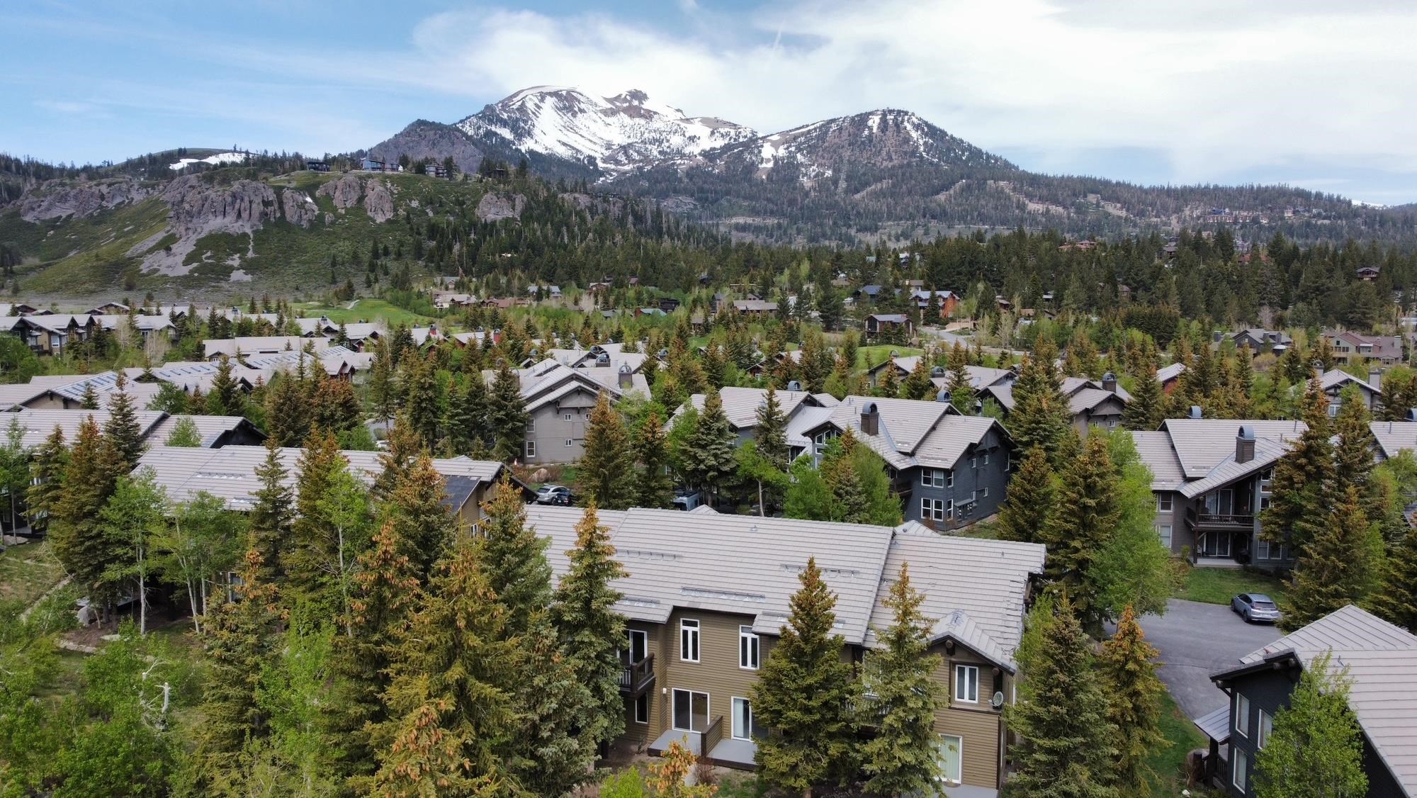 930 Links Way, Unit 930 Mammoth Lakes, CA 93546 - Photo 33 of 40 a view of a city with mountains in the background