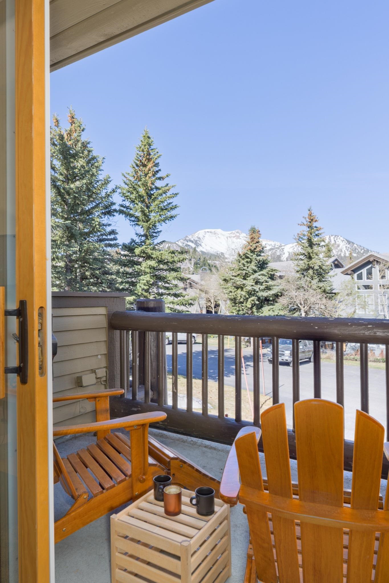 930 Links Way, Unit 930 Mammoth Lakes, CA 93546 - Photo 36 of 40 a balcony with chairs