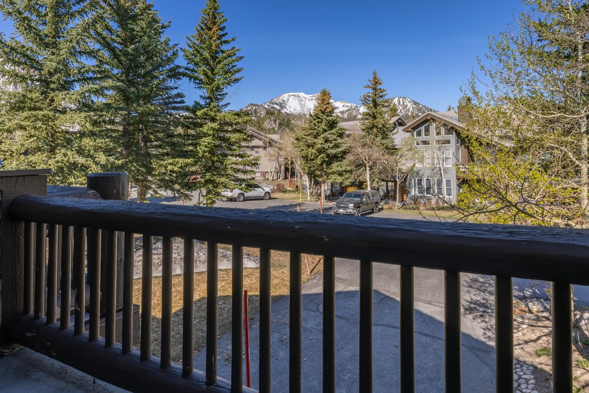 930 Links Way, Unit 930 Mammoth Lakes, CA 93546 - Photo 38 of 40 a view of a balcony