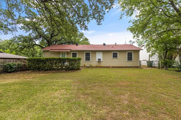 $1,695 | 5217 Deavers Lane, Fort Worth, TX 76114