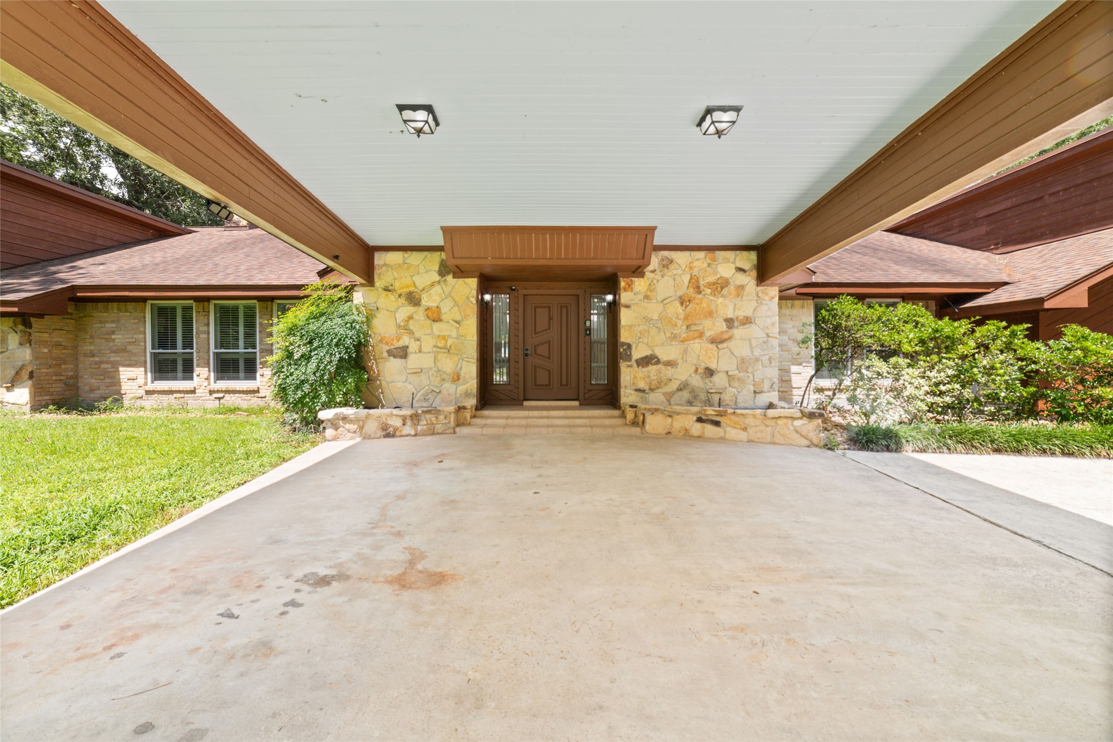 601 Brandon Road Conroe, TX 77302 - Photo 2 of 44
