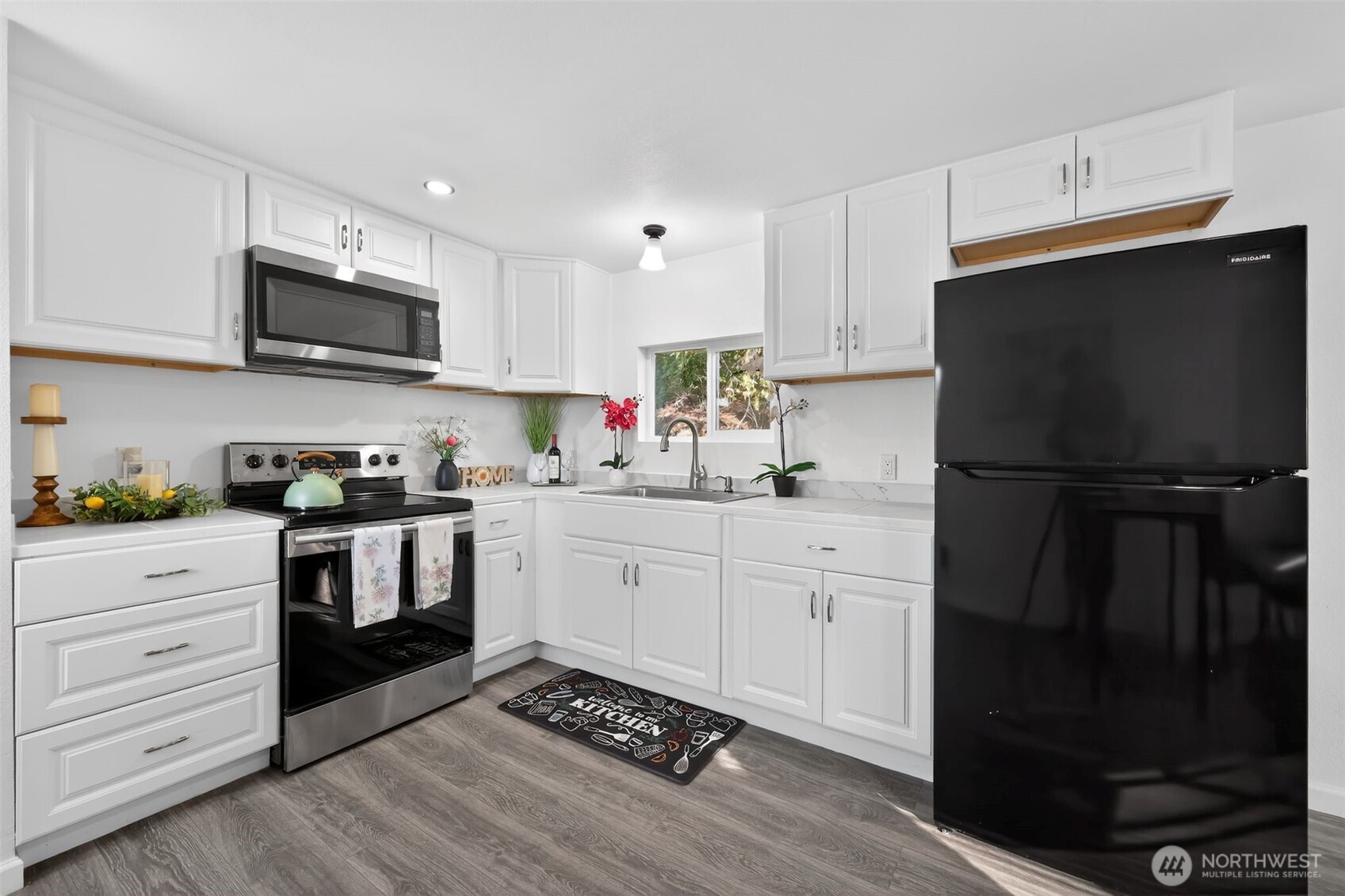 15503 Cedar Park Road Southeast, Unit 35C Olalla, WA 98359 - Photo 8 of 23 a kitchen with a refrigerator stove and sink
