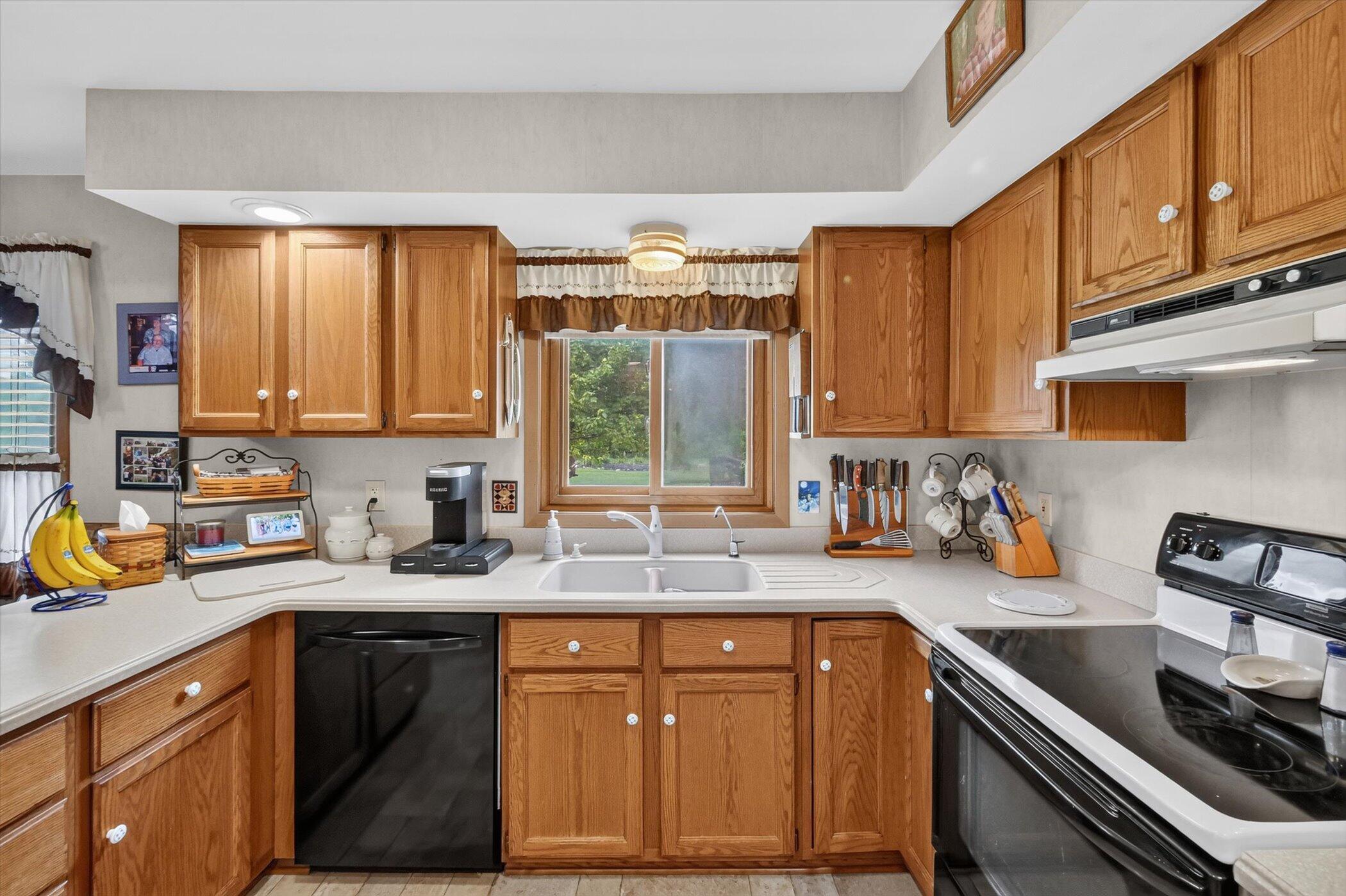 22175 Pratt Road Armada, MI 48005 - Photo 22 of 83 20-22175-Pratt-Rd-WindowStill-Photograph