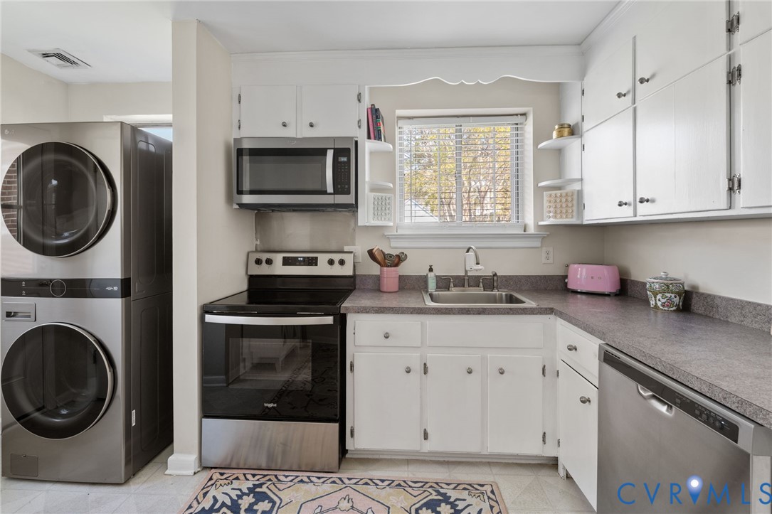 336 Lexington Road Richmond, VA 23226 - Photo 9 of 20 a kitchen with granite countertop a sink a stove and cabinets