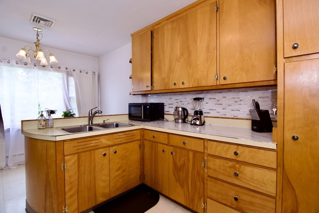 442 Prospect Street Chicopee, MA 01020 - Photo 14 of 41