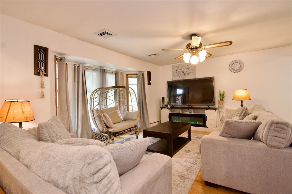 442 Prospect Street Chicopee, MA 01020 - Photo 2 of 41