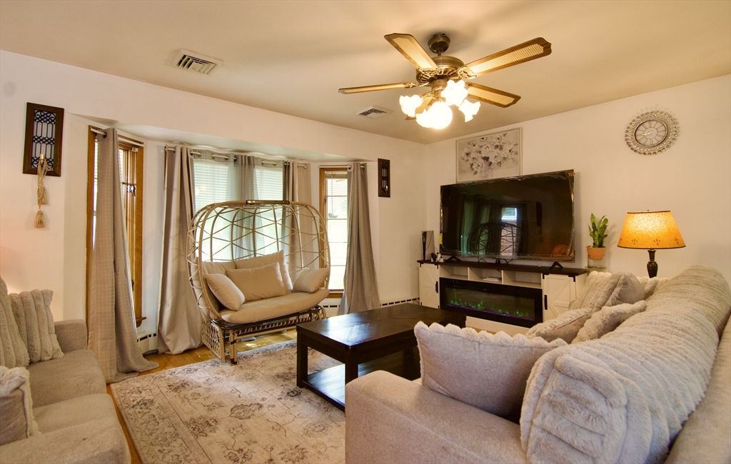 442 Prospect Street Chicopee, MA 01020 - Photo 6 of 41